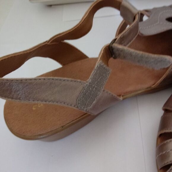 Easy Spirit Leather Metallic Tan 1.5” Sandals - Picture 6 of 7